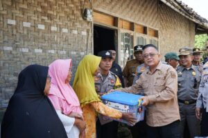 Wabup Iyos Somantri Dampingi Kapolres Kerja Lapangan Di Lapangan Ciemas