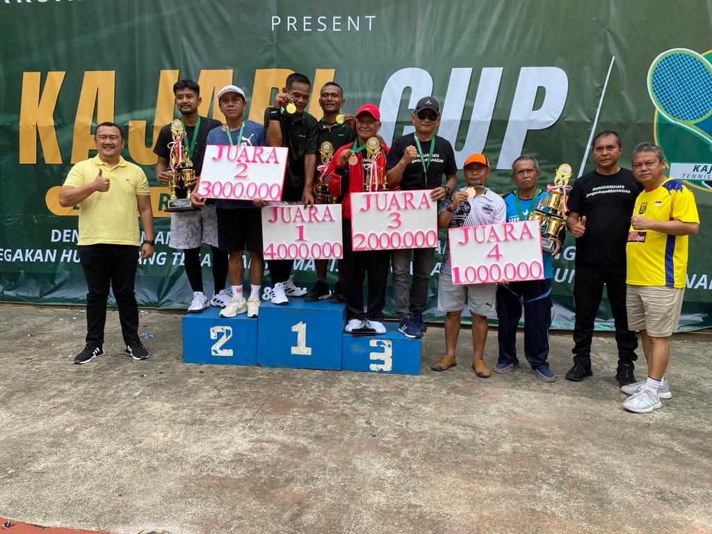 Foto bersama para juara Kejuaraan Kajari Cup Kejari Kabupaten Sukabumi di Lapang Tenis Hotel Augusta di Kecamatan Cicantayan, Kabupaten Sukabumi, Minggu (16/7/2023). 