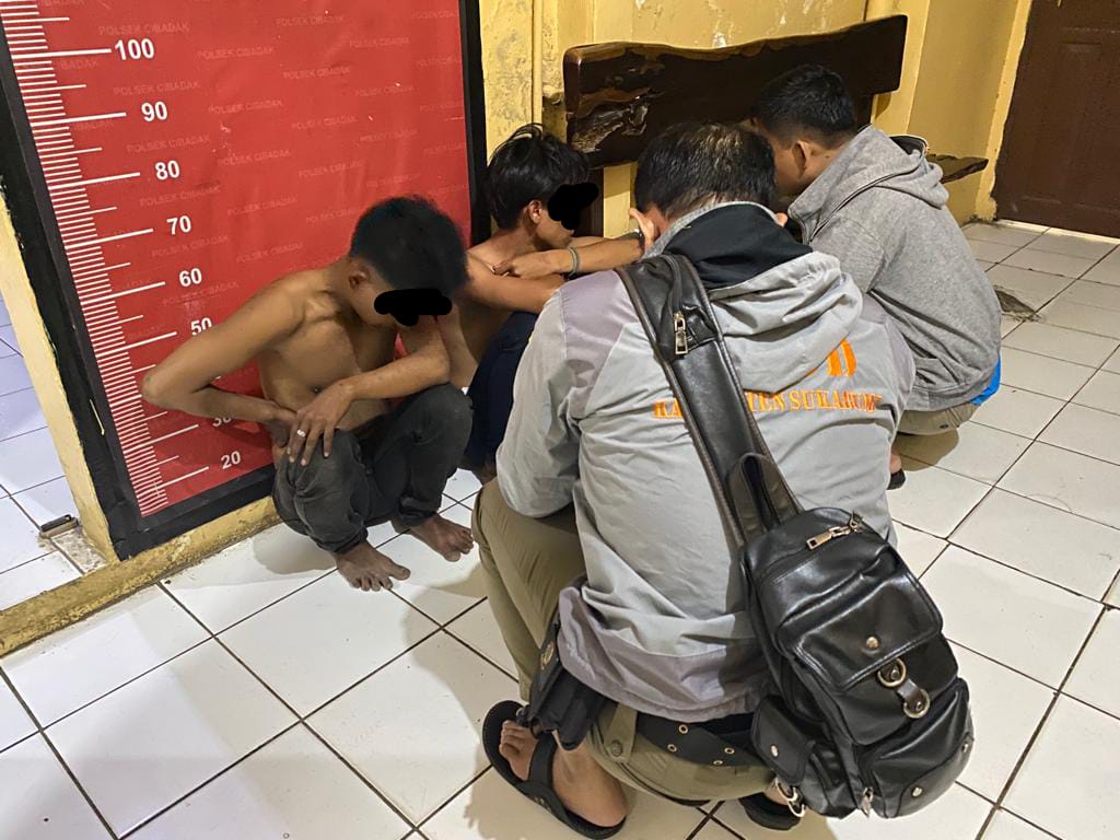 Terciduk Hendak Curi Helm, Dua Pemuda Warungkiara Digiring ke Polsek Cibadak