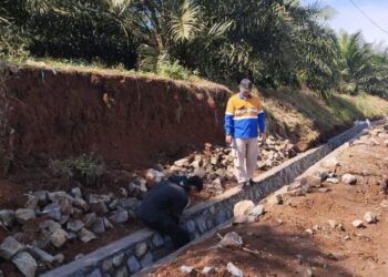 Dinas PU Kabupaten Sukabumi Bangun Saluran Tembok di Ruas Bojongjengkol-Miramontana