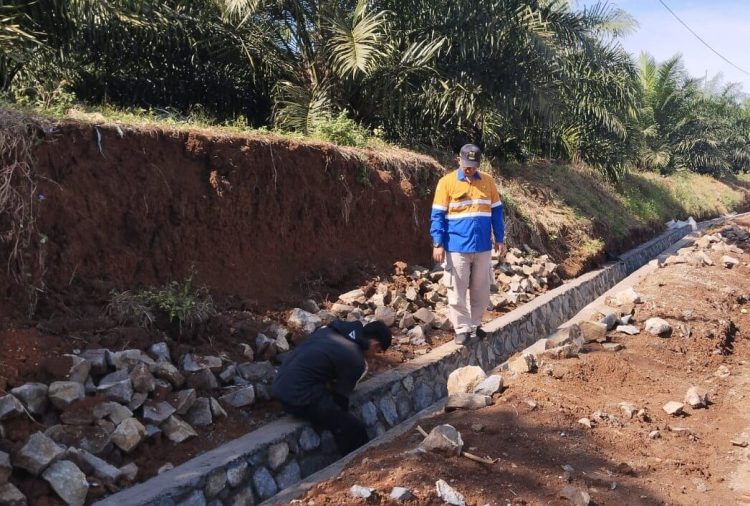 Dinas PU Kabupaten Sukabumi Bangun Saluran Tembok di Ruas Bojongjengkol-Miramontana