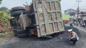 Truk Batu Bara Terguling Timpa Dua Mobil di Cicurug, Begini Kata Polisi