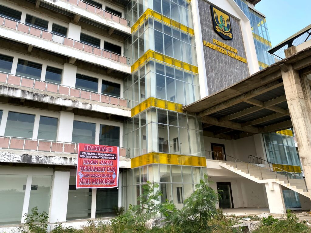 Muncul Spanduk di Gedung Pusat Perkantoran Pemkab Sukabumi, Proyek Mangkrak?