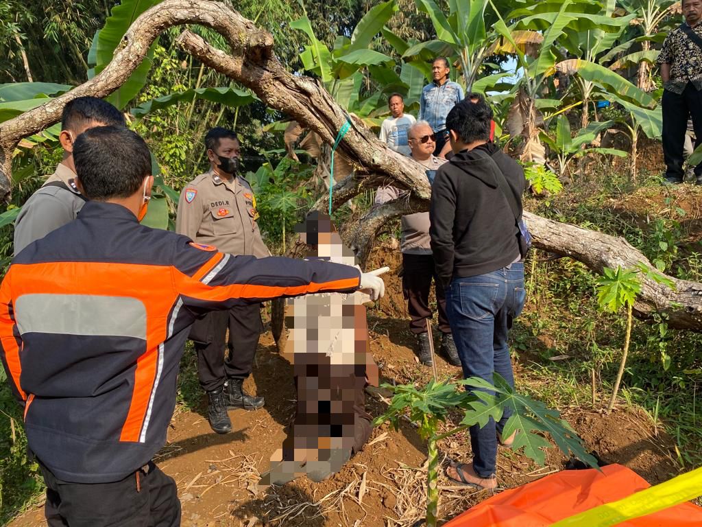 Geger! Seorang Pria Tewas Tergantung dengan Kaki Menyentuh Tanah di Nagrak Sukabumi