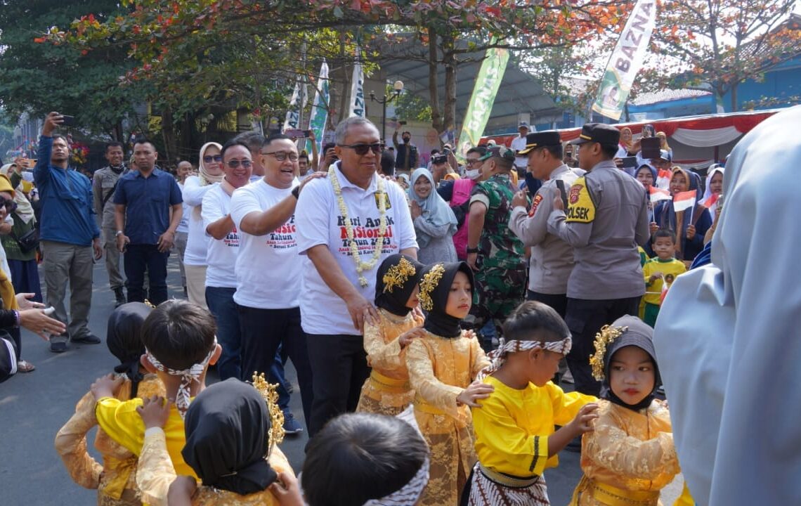 Hari Anak Nasional 2023, Bupati Marwan Sempatkan Main Oray Orayan Bersama Anak Anak