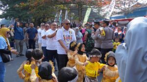 Hari Anak Nasional 2023, Bupati Marwan Sempatkan Main Oray Orayan Bersama Anak Anak