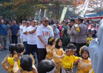 Hari Anak Nasional 2023, Bupati Marwan Sempatkan Main Oray Orayan Bersama Anak Anak