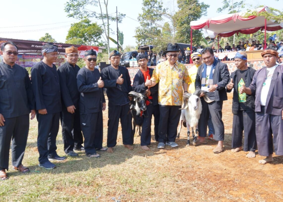 Bupati Marwan Menyaksikan Seni Ketangkasan Domba Pamidangan Karangpara  Serta Meriahkan HUT RI dan Hari Jadi Kabupaten Sukabumi