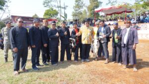 Bupati Marwan Menyaksikan Seni Ketangkasan Domba Pamidangan Karangpara  Serta Meriahkan HUT RI dan Hari Jadi Kabupaten Sukabumi