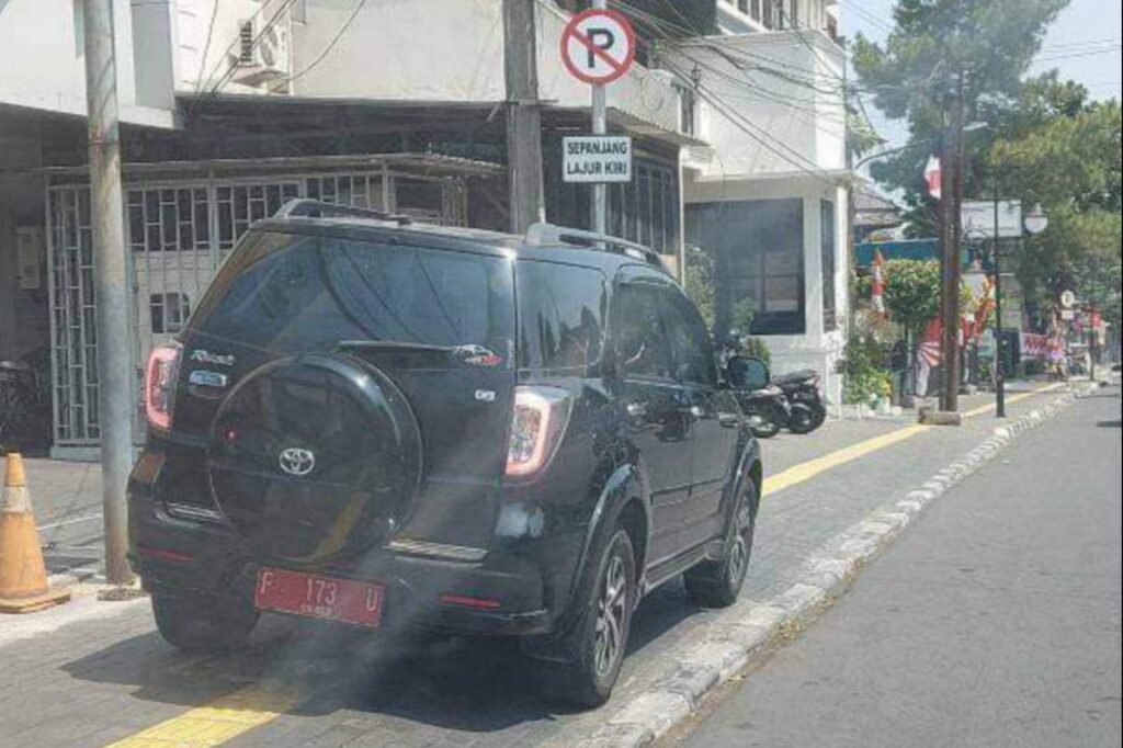 Viral Mobil Dinas Parkir di Trotoar, Begini Penjelasan Sekretariat DPRD Kab. Sukabumi