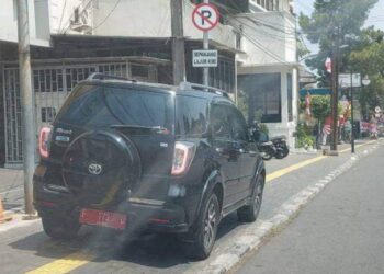 Viral Mobil Dinas Parkir di Trotoar, Begini Penjelasan Sekretariat DPRD Kab. Sukabumi