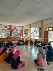 Mahasiswa STKIP Bina Mutiara Kampus II Surade Beri Edukasi Pemanfaatan Jelantah menjadi Lilin