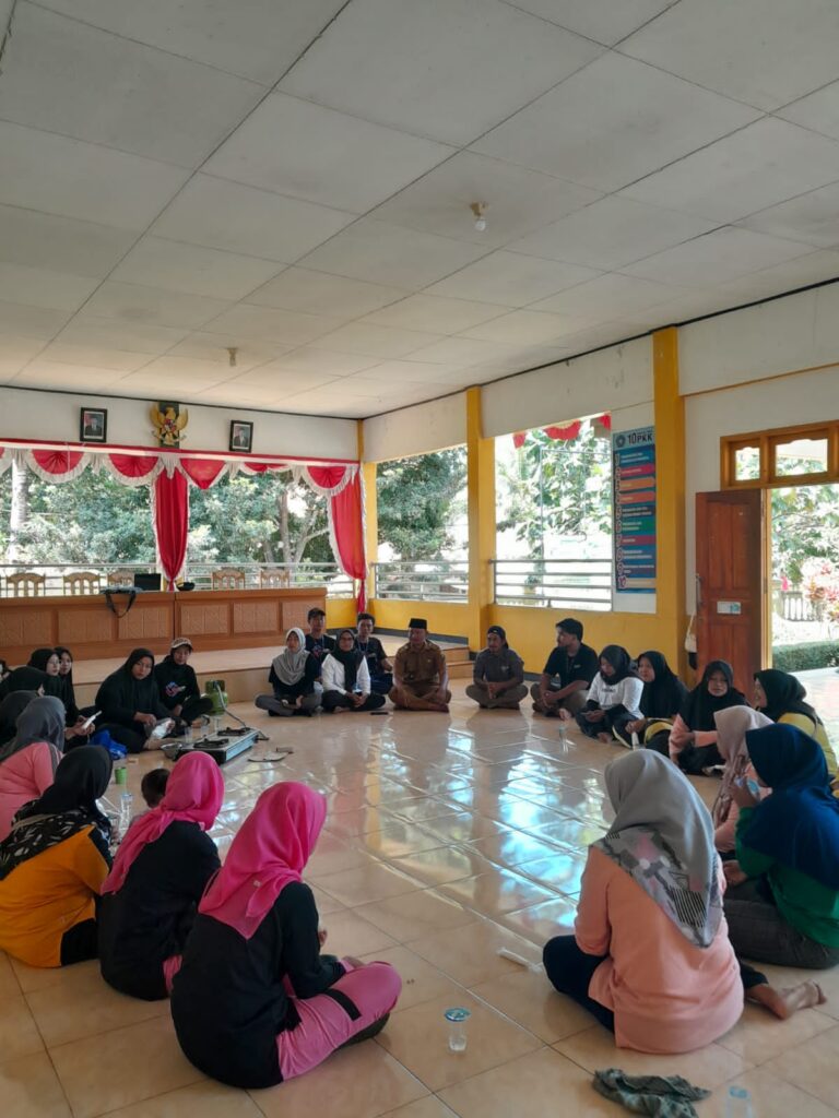 Mahasiswa STKIP Bina Mutiara Kampus II Surade Beri Edukasi Pemanfaatan Jelantah menjadi Lilin