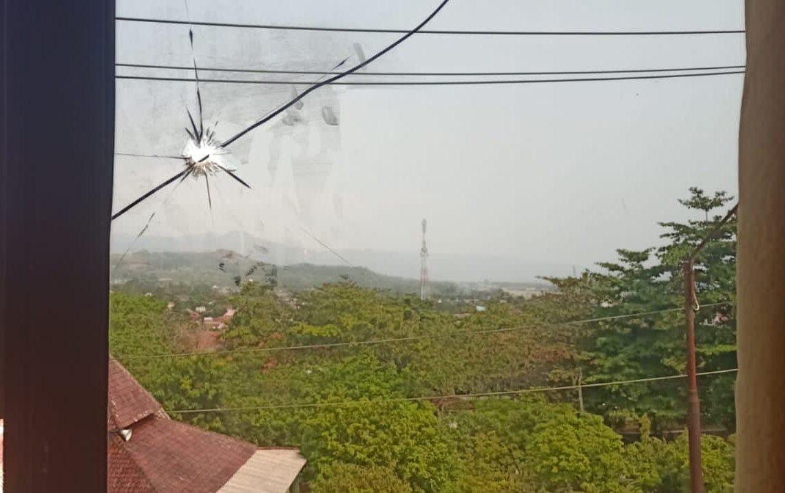 Dor! Ada Lubang Seperti Bekas Peluru Usai Ledakan Keras, Kaca Jendela di PN Cibadak Pecah