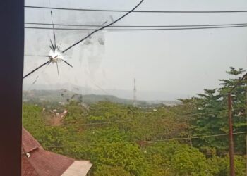 Dor! Ada Lubang Seperti Bekas Peluru Usai Ledakan Keras, Kaca Jendela di PN Cibadak Pecah