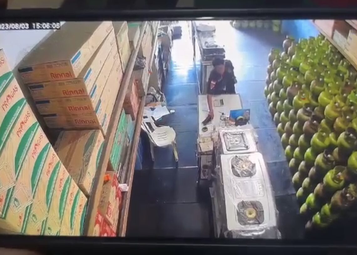 Terekam CCTV, Maling Gondol HP Milik Agen Gas di Cibadak Sukabumi