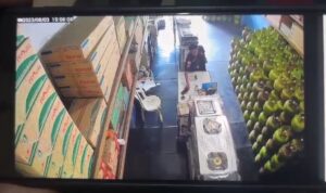 Terekam CCTV, Maling Gondol HP Milik Agen Gas di Cibadak Sukabumi