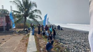 Aksi Bersih-bersih Pantai dan Penanaman 1.000 Bibit Mangrove Meriahkan Cimaja Surfival 2023