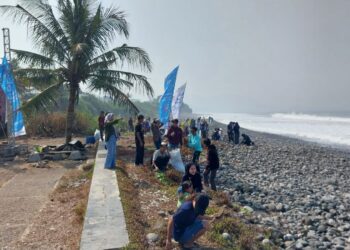 Aksi Bersih-bersih Pantai dan Penanaman 1.000 Bibit Mangrove Meriahkan Cimaja Surfival 2023