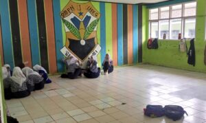 Miris! Ratusan Siswa SMPN 1 Lengkong Sukabumi Belajar di Lantai Tanpa Meja dan Kursi