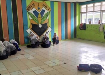 Miris! Ratusan Siswa SMPN 1 Lengkong Sukabumi Belajar di Lantai Tanpa Meja dan Kursi