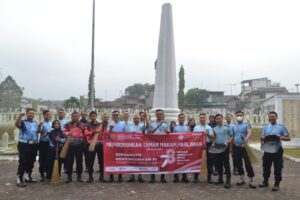 Lapas Sukabumi Bersih-bersih di TMP Suryakencana, Sambut Hari Jadi ke-78 Kemenkumham RI