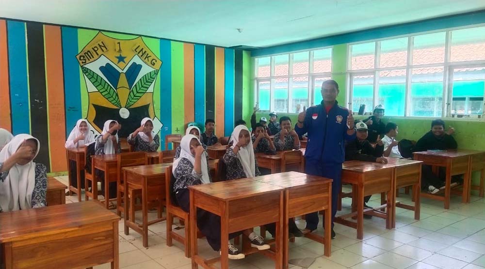 Alhamdulillah! Disdik Kab Sukabumi Kirim Dua Paket Meja dan Kursi untuk Siswa SMPN 1 Lengkong