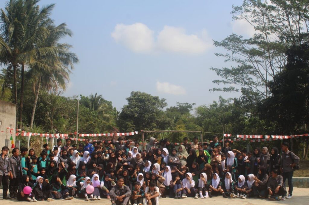 KKM STKIP Bina Mutiara Sukabumi Kampus II Surade di Desa Tanjung Usung Tema Literasi Fisik