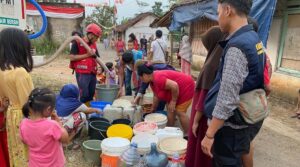 Karangtaruna Cibadak bareng PMI dan BPBD Distribusikan Bantuan Air Bersih di Kamandoran