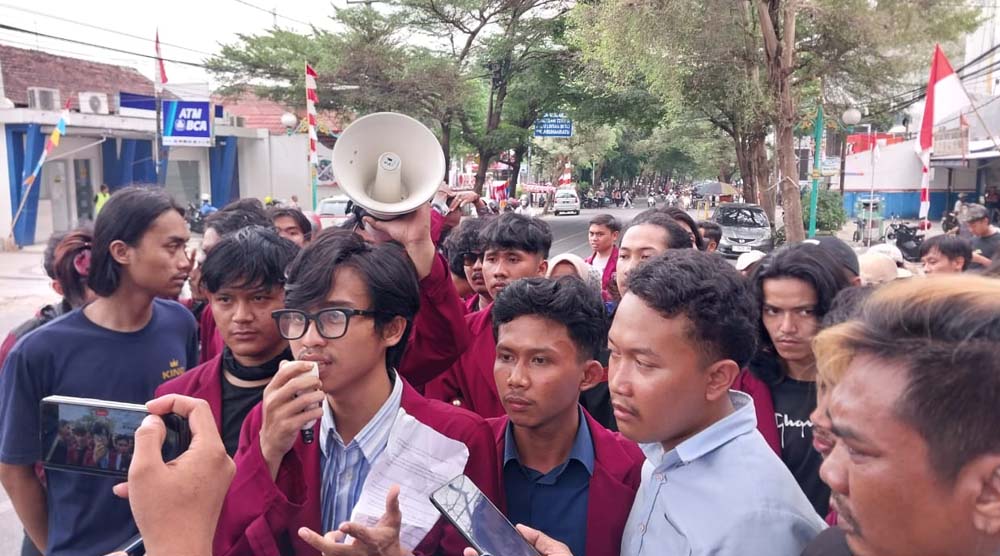 BEM Universitas Nusa Putra Geruduk Pendopo, Begini Tuntutannya!