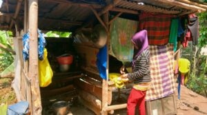 Kisah Pilu Mak Engkom di Palabuhanratu, Tinggal di Gubuk 2×2 Meter Milik Tetangga