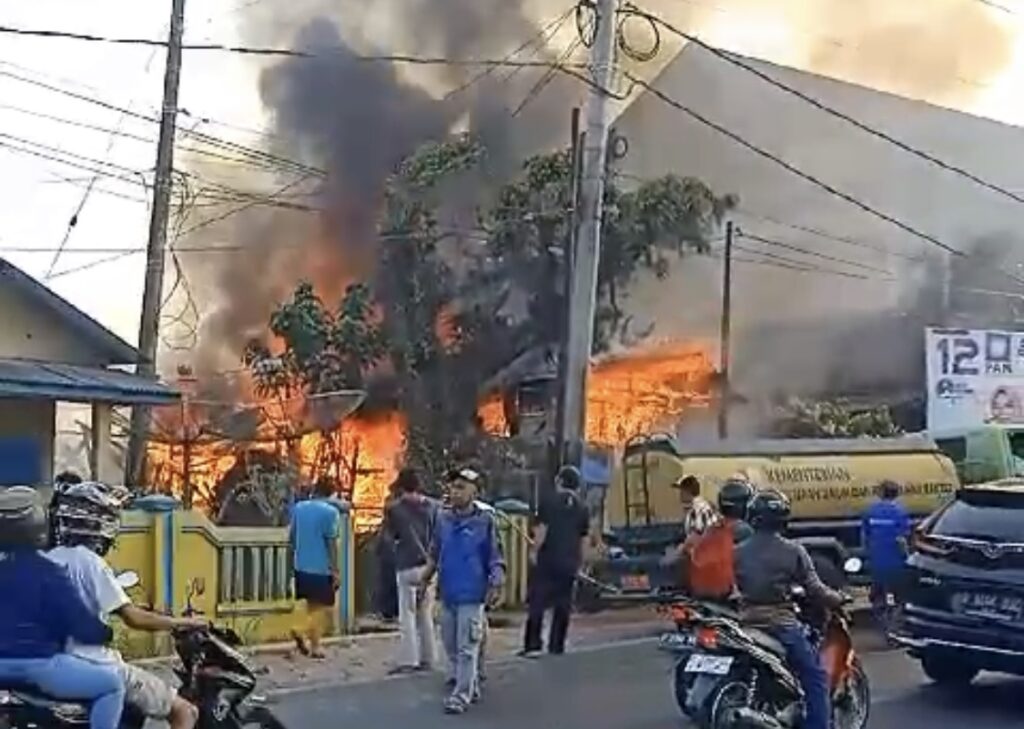 Tempat Penggergajian Kayu di Cibadak Sukabumi Ludes Terbakar