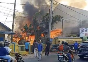 Tempat Penggergajian Kayu di Cibadak Sukabumi Ludes Terbakar