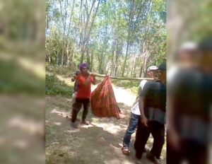 Miris! Warga Terpaksa Tandu Orang Sakit Gegara Jalan Rusak di Cidadap Sukabumi