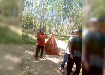 Miris! Warga Terpaksa Tandu Orang Sakit Gegara Jalan Rusak di Cidadap Sukabumi