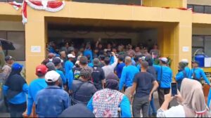 Endus Kecurangan Seleksi Calon Kades, Ratusan Warga Karangtengah Cibadak Geruduk Kantor DPMD