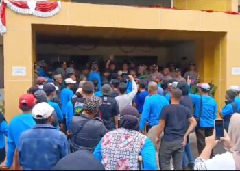 Endus Kecurangan Seleksi Calon Kades, Ratusan Warga Karangtengah Cibadak Geruduk Kantor DPMD