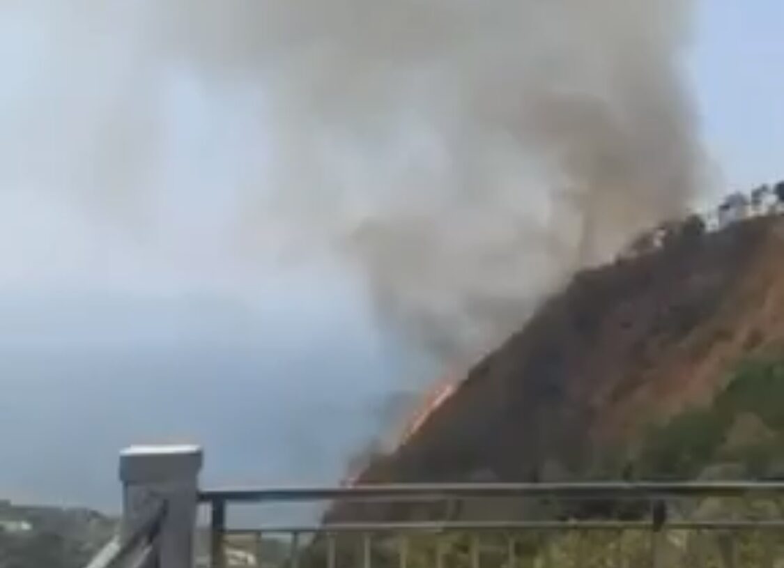 Waduh! Kebakaran Lahan Landa Perbukitan Puncak Habibie di Cisolok Sukabumi