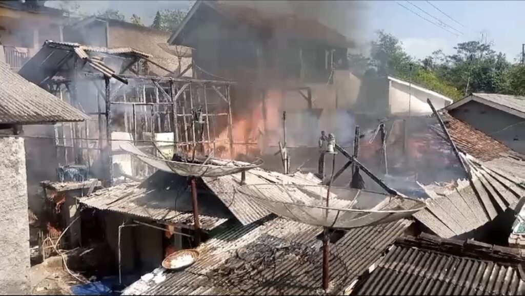 Innalillahi! Kebakaran Hanguskan Lima Rumah di Cibadak Sukabumi