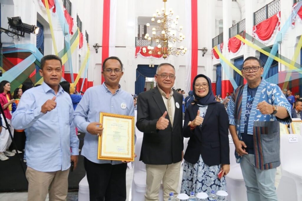 Wabup Iyos Menerima Penghargaan Untuk Diskominfosan Pada Festival Literasi Digital Jabar