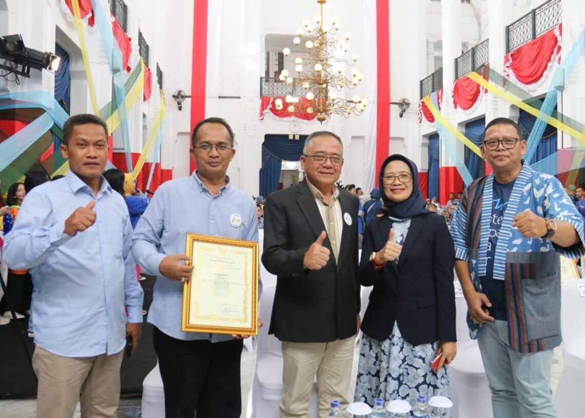 Wabup Iyos Menerima Penghargaan Untuk Diskominfosan Pada Festival Literasi Digital Jabar