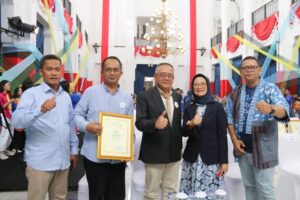 Wabup Iyos Menerima Penghargaan Untuk Diskominfosan Pada Festival Literasi Digital Jabar