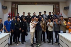 Dimediasi Kapolres Sukabumi, Polemik Sampah Pantai Cibutun Berakhir Damai