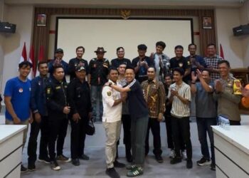 Dimediasi Kapolres Sukabumi, Polemik Sampah Pantai Cibutun Berakhir Damai