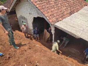 Hujan Deras Picu Longsor di Palabuhanratu, Rumah Warga Rusak