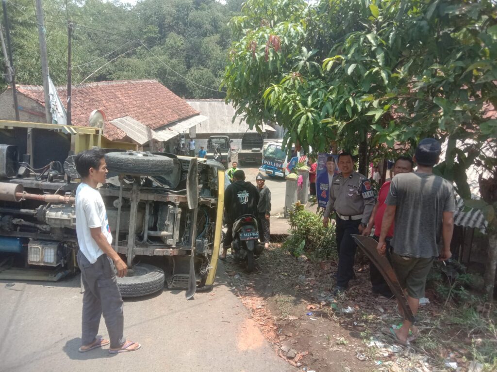 Brak! Truk Terjungkal di Parungkuda Sukabumi, Begini Kondisi Sopir