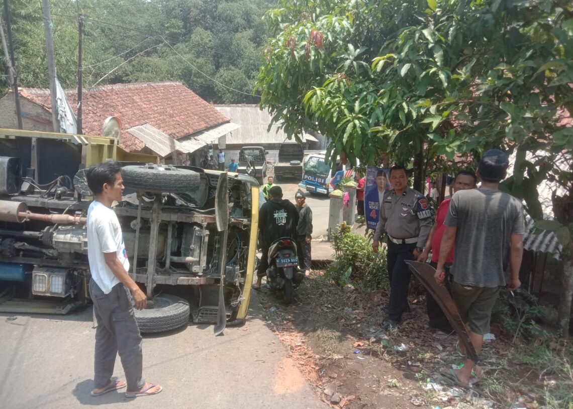 Brak! Truk Terjungkal di Parungkuda Sukabumi, Begini Kondisi Sopir