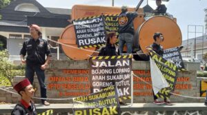 Warga Ontrog Kantor UPTD Dinas Bina Marga Provinsi, Tuntut Perbaikan Jalan Jampangtengah-Waluran