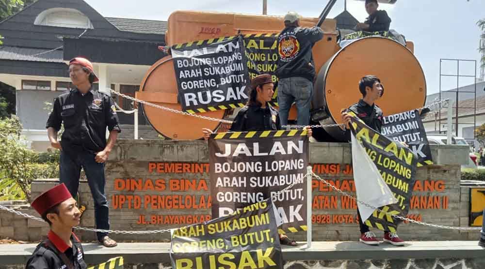 Warga Ontrog Kantor UPTD Dinas Bina Marga Provinsi, Tuntut Perbaikan Jalan Jampangtengah-Waluran