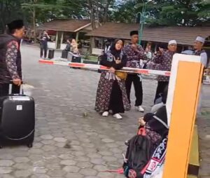 Astagfirullah! Sudah OTW Bandara, 120 Jemaah Umroh asal Sukabumi Batal Diberangkatkan